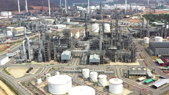 石油和石化工厂鸟瞰图视频素材