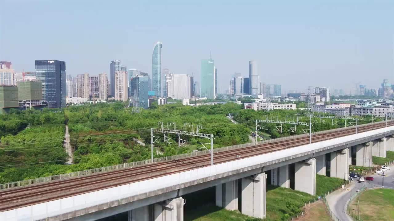 蓝天下高速铁路枢纽鸟瞰图视频素材