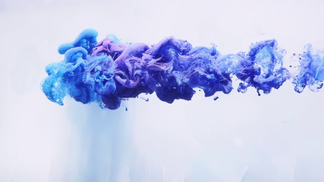 墨水爆炸蓝色烟雾喷出运动白色视频素材