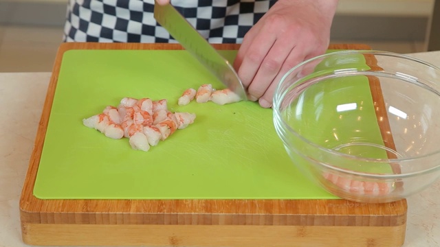 厨师在木板上切虾视频下载