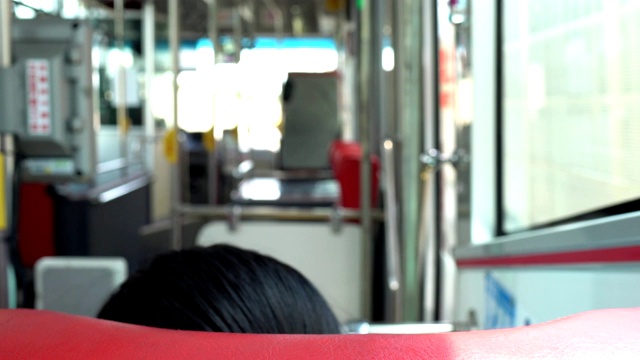 巴士的内部。公共汽车在行驶时摇晃。重点是乘客和座位的背部。视频素材