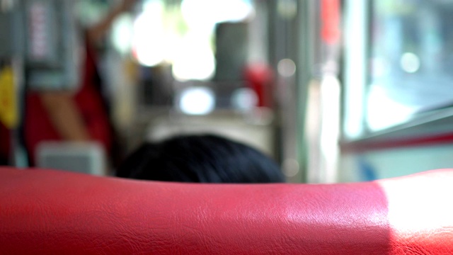 巴士的内部。公共汽车在行驶时摇晃。重点是乘客和座位的背部。视频素材