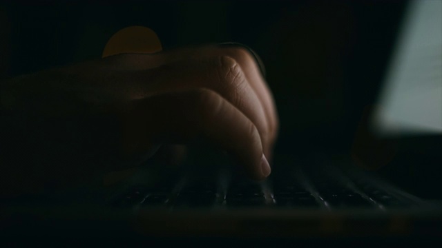 用户晚上在笔记本电脑上打字视频素材