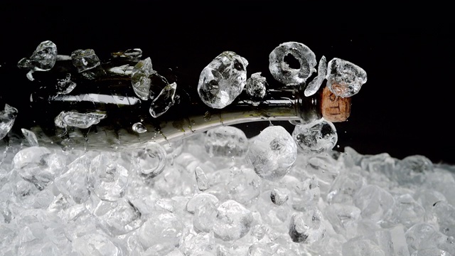 香槟软木塞在冰块中爆炸视频下载