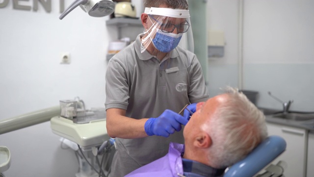 在牙医办公室工作的牙医采取了冠状病毒安全措施视频下载
