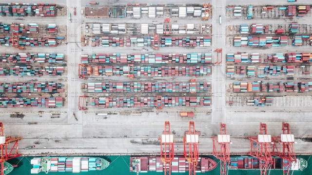 繁忙的工业港口货轮鸟瞰图视频素材