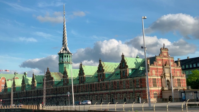 Borsen, Børsen哥本哈根丹麦议会大厦。时间流逝的视频。2020年7月，丹麦哥本哈根视频下载