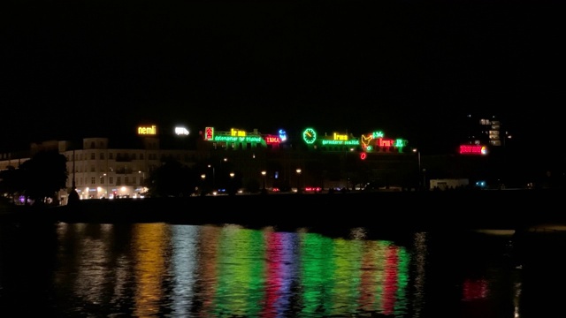 路易丝女王桥，夜晚，灯光，诺雷布罗。时间流逝的视频。2020年7月，丹麦哥本哈根视频下载