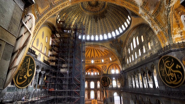 古代圣索菲亚大教堂的内部。在将近500年的时间里，伊斯坦布尔的主要清真寺亚索非亚清真寺是其他奥斯曼帝国清真寺的典范视频素材