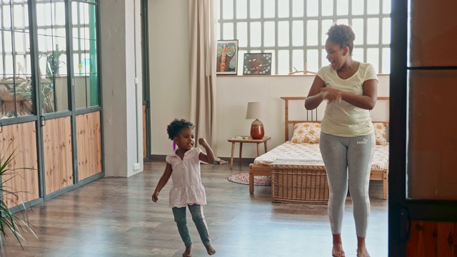 舞蹈,连接,住宅内部,母女视频素材