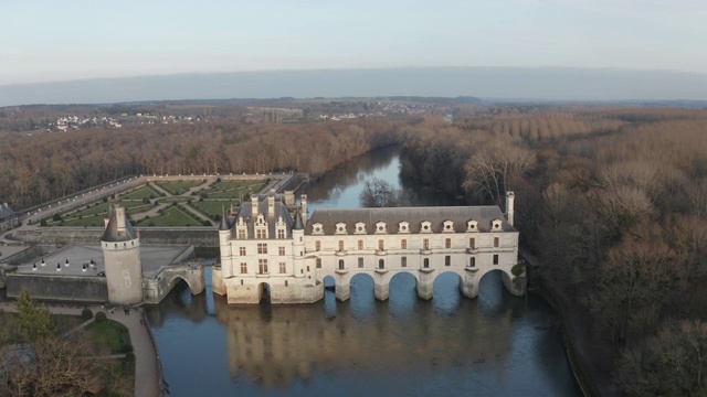 鸟瞰图舍农索城堡在卢瓦尔河谷，法国。视频素材