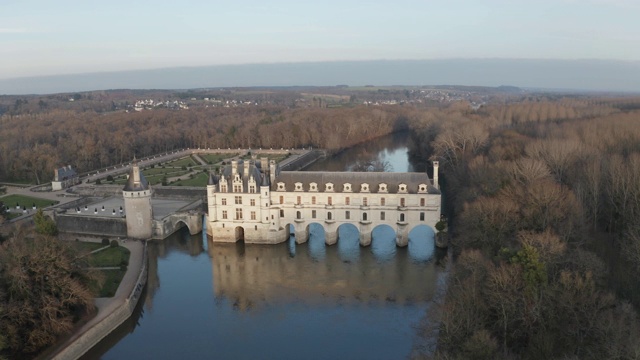 鸟瞰图舍农索城堡在卢瓦尔河谷，法国。视频素材