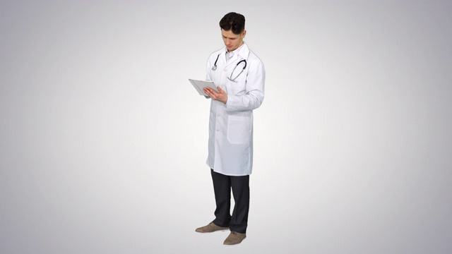 医生手持数码平板电脑和读取结果的梯度背景视频下载