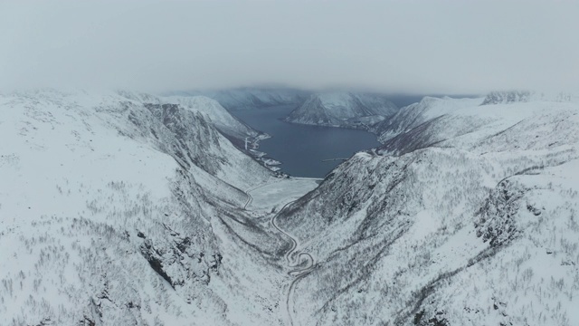 挪威Senja岛Medby附近积雪覆盖的山脉的航拍图。视频素材