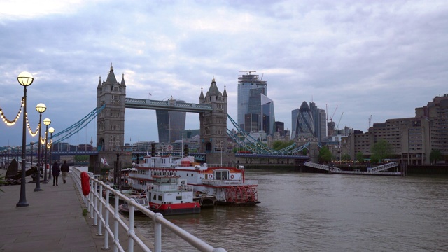 伦敦河畔地区的塔桥视频素材