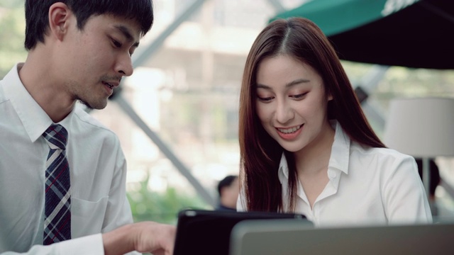 两个亚洲商人一起在咖啡馆工作视频素材