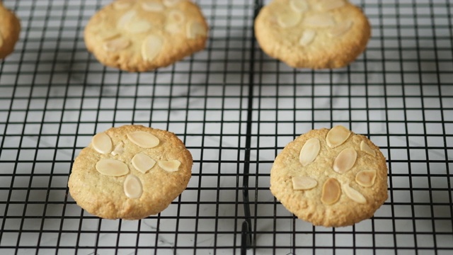 美味的自制无麸杏仁饼干放在烤盘上。视频下载