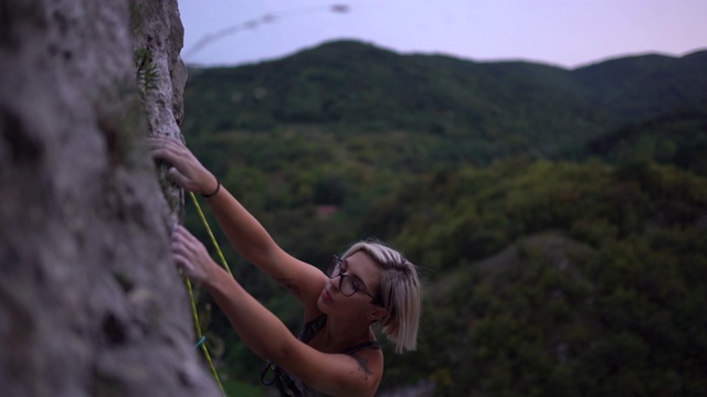 自由攀岩者在黎明攀登岩石视频下载