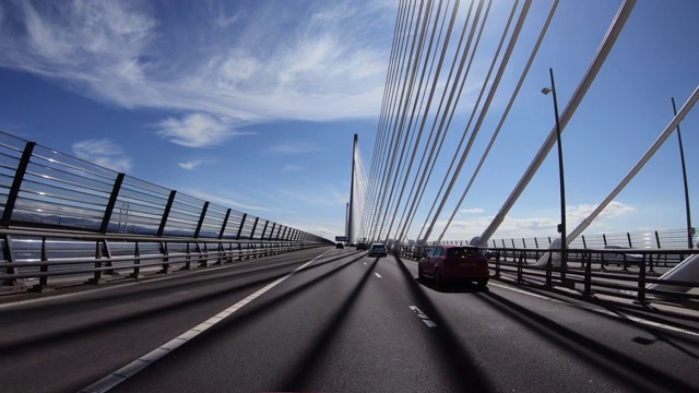 穿过福斯公路桥的汽车视角，苏格兰视频下载