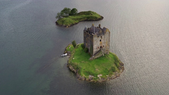 无人机向下拍摄，显示英国苏格兰高地的城堡跟踪者视频下载