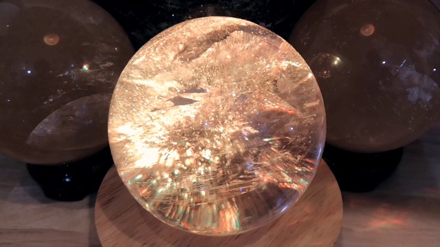 水晶清晰的球在led照明纹理视频下载