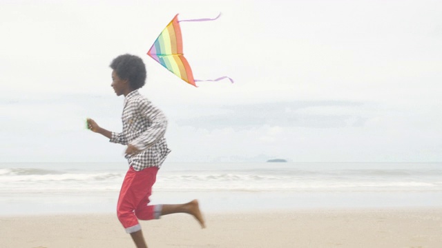 一群在泰国海滩上玩耍的孩子的慢镜头视频素材