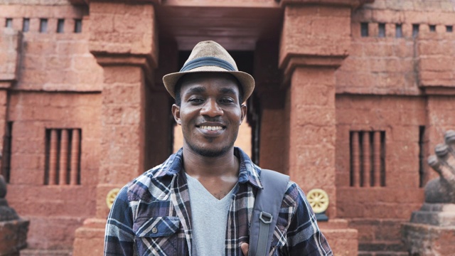 非洲男性游客对着镜头微笑视频下载