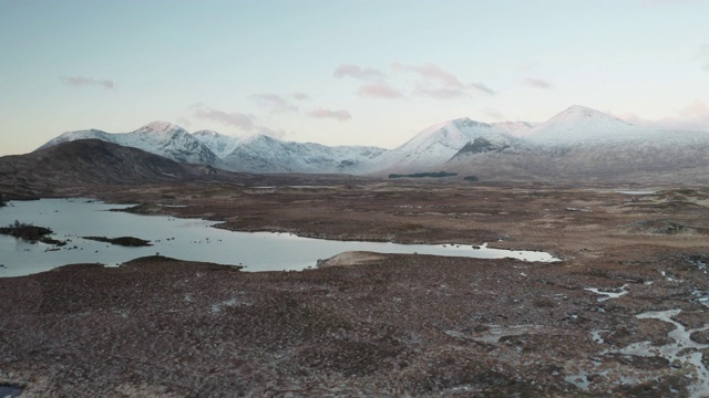 英国苏格兰高地黑山和兰诺奇荒原的航拍照片。视频下载