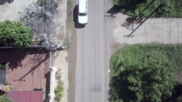 空中拍摄的车辆和摩托车在乡村道路上行驶视频素材