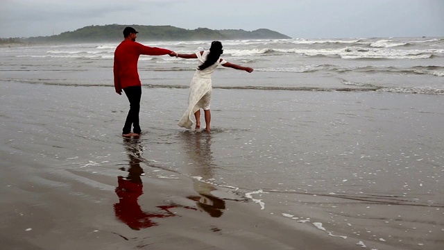 一对夫妇在海边享受夏天视频素材
