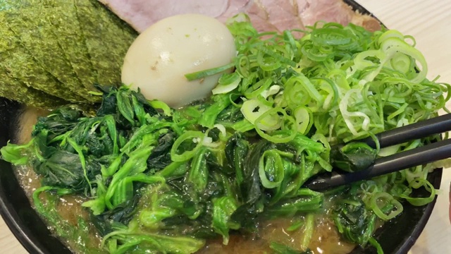 在日本吃日本豚骨拉面视频素材