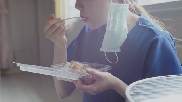 迷人的年轻亚洲护士在医院休息视频下载
