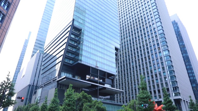 一个城市建筑在商业城镇在东京宽镜头倾斜视频下载