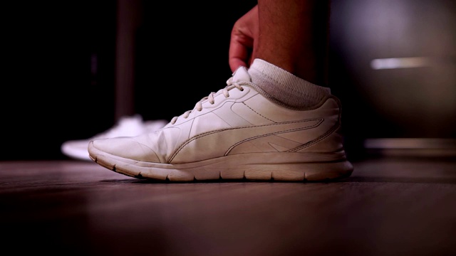 人的鞋带。手男人赛跑白色运动鞋。有选择性的重点视频下载