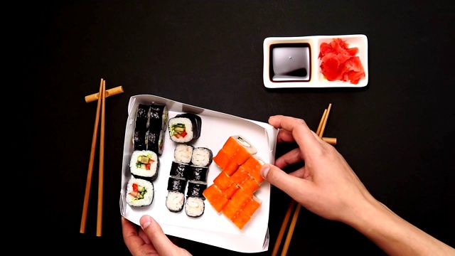 寿司卷，寿司卷，手握寿司俯视图平铺视频下载