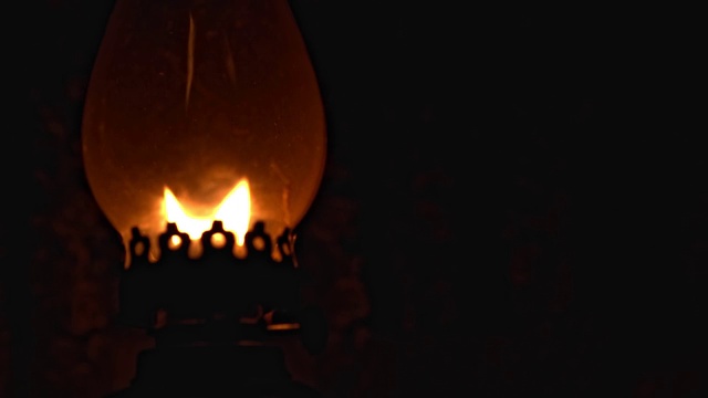 煤油灯在黑暗中燃烧视频素材