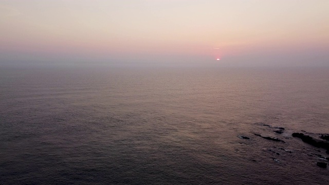 美丽的海上日落鸟瞰图视频下载