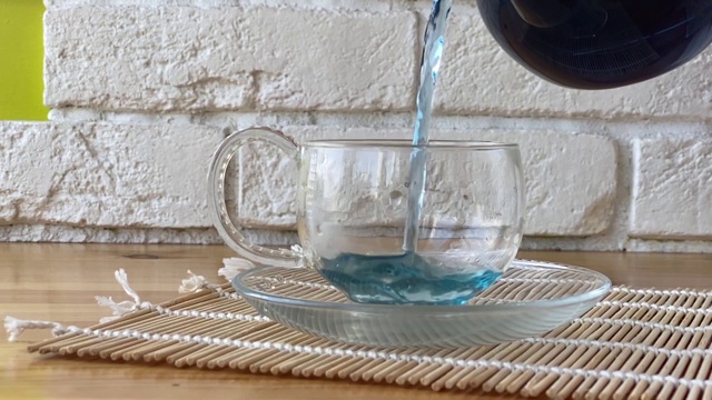 水晶杯，桌上有绿茶视频下载