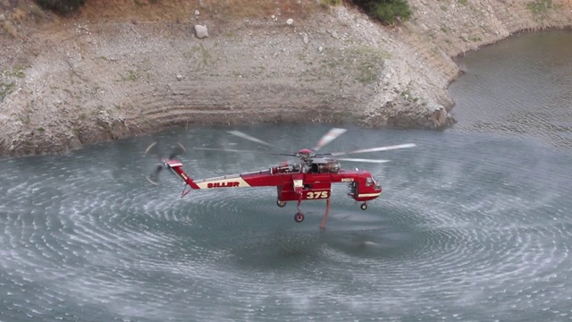 4K视频在加利福尼亚的野火，作为一个天空起重机拾取水库的水视频素材