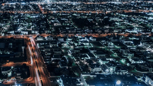 T/L TD鸟瞰图的住宅区在晚上/迪拜，阿联酋视频素材