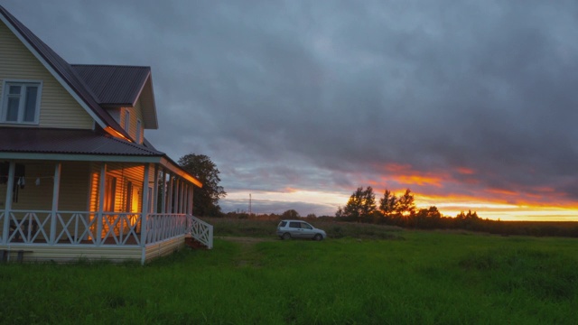 夏日小屋阳台上美丽的夕阳。间隔拍摄视频下载
