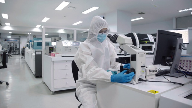 科学家们在无菌室里减少，试试显微镜。检查感染用显微镜观察血小板实验血样。视频素材