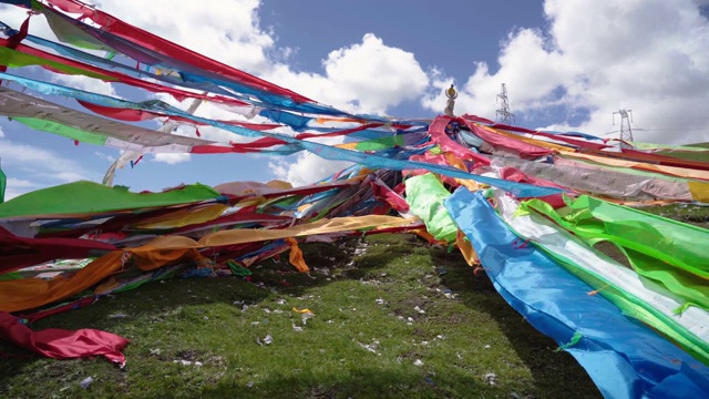 中国青海山上的彩色经幡。视频素材