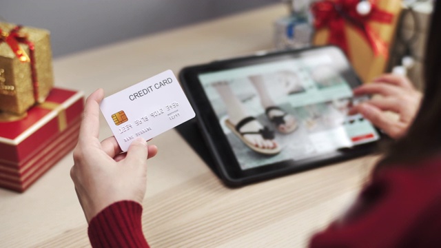 网上购物的数字平板电脑与信用卡在圣诞节活动视频素材