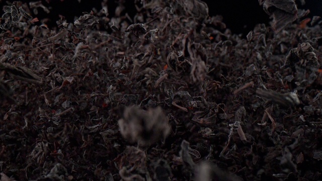 黑色背景下的空中茶叶视频素材