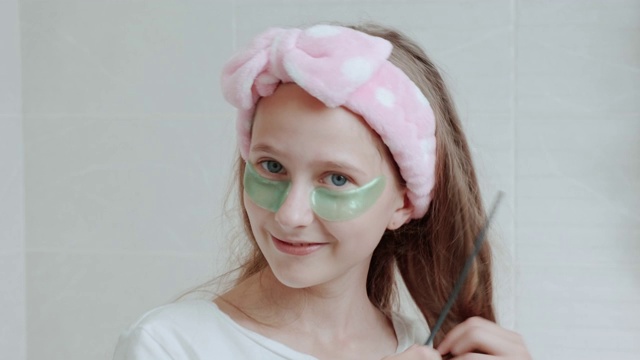 漂亮可爱的女孩戴着眼罩，在浴室里唱歌跳舞。视频下载