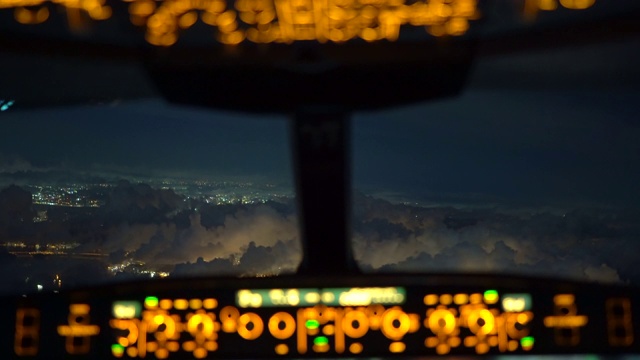夜间飞越香港岛(驾驶舱POV)视频下载