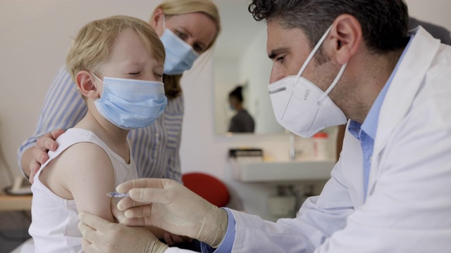 小儿科医生给小男孩接种疫苗视频素材