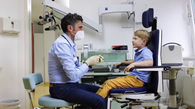 儿科医生在门诊检查男孩的喉咙视频素材