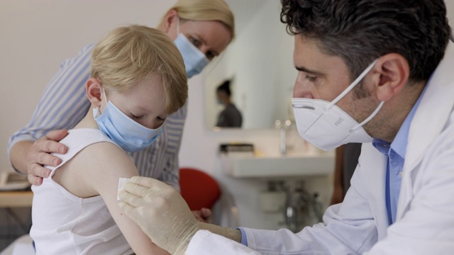 小儿科医生正在给小男孩注射流感疫苗视频下载